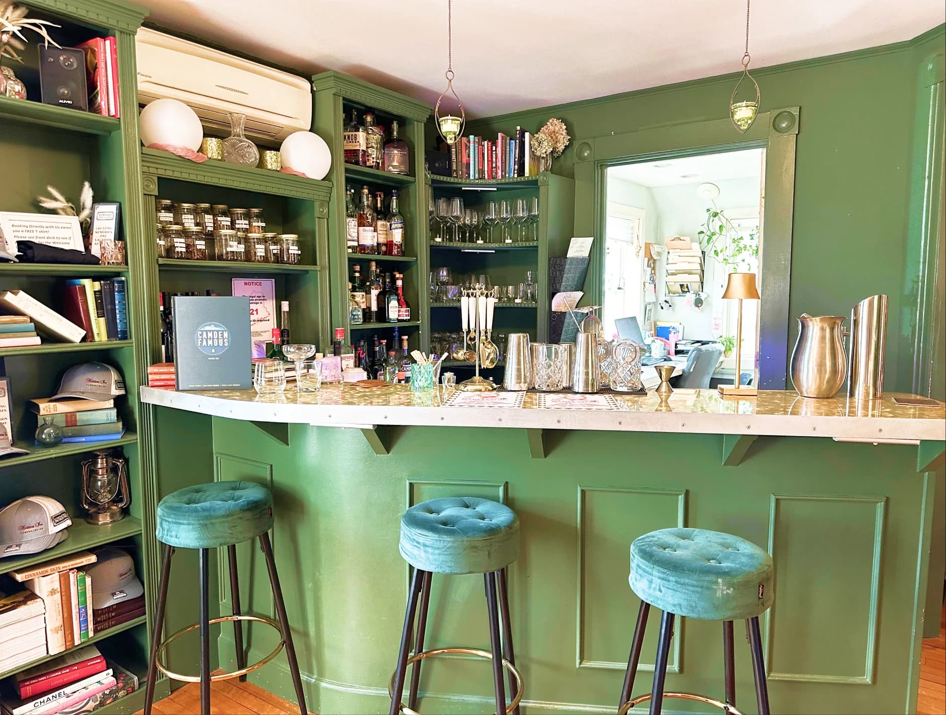 Hartstone Inn bar